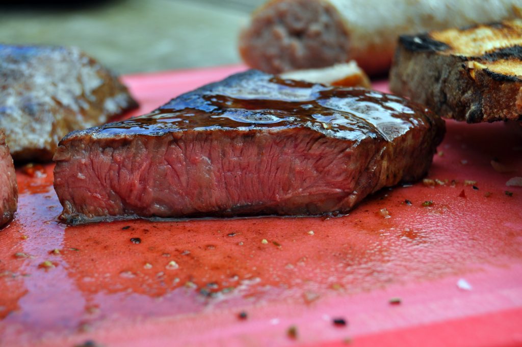 Aroma und Zartheit zugleich: Anschnitt eines Flat Iron Steaks, © Simon von Ludwig